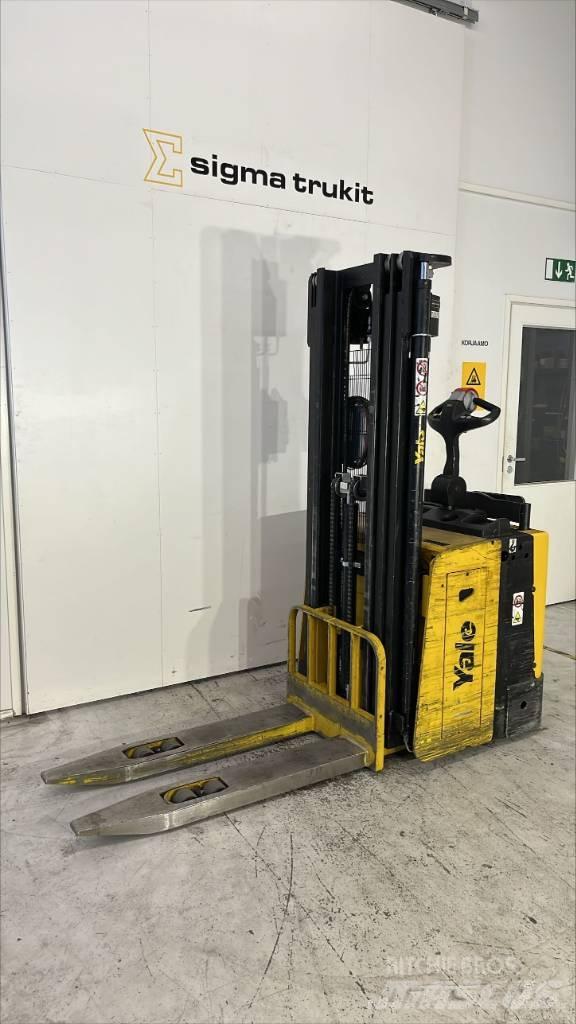 Yale MS 12 X Self propelled stackers