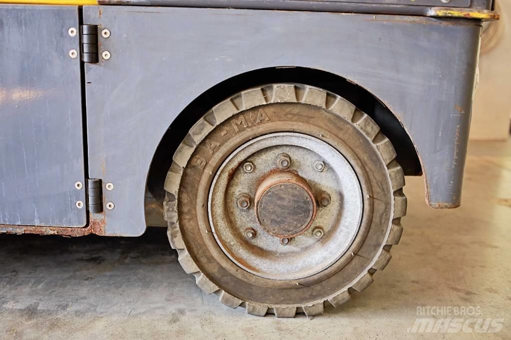 DEC Modena Towing truck