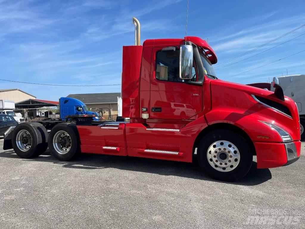 Volvo VNL64T300 Truck Tractor Units