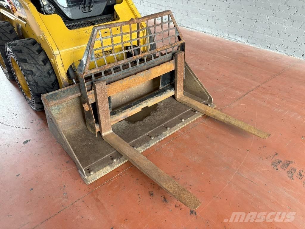 CAT 216 B Skid steer loaders