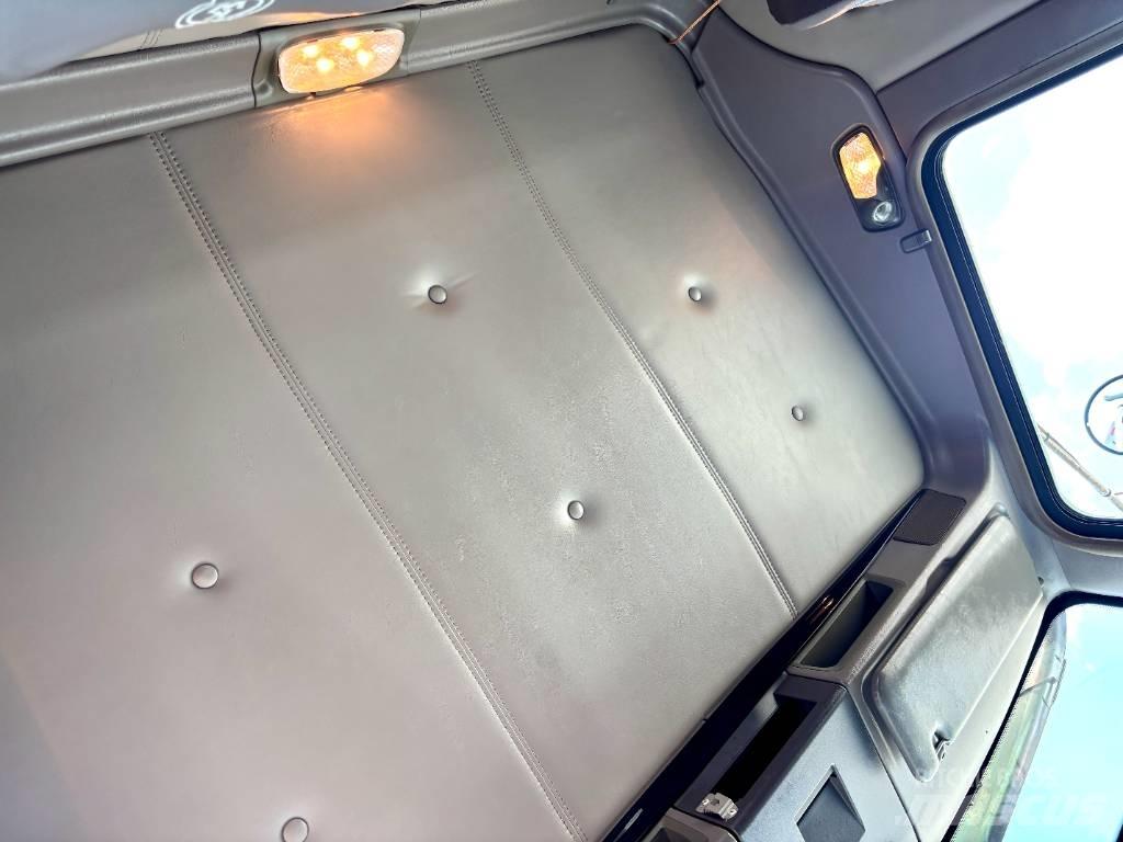 Kenworth W 900 Truck Tractor Units