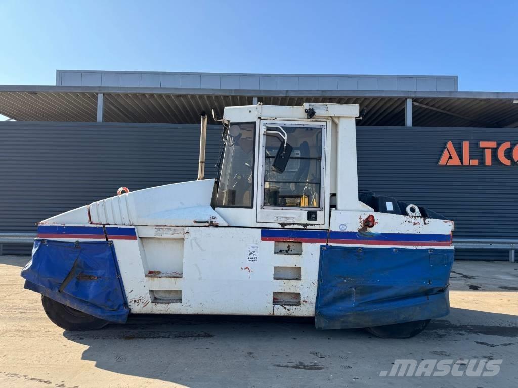 CAT PS-300B Pneumatic tired rollers