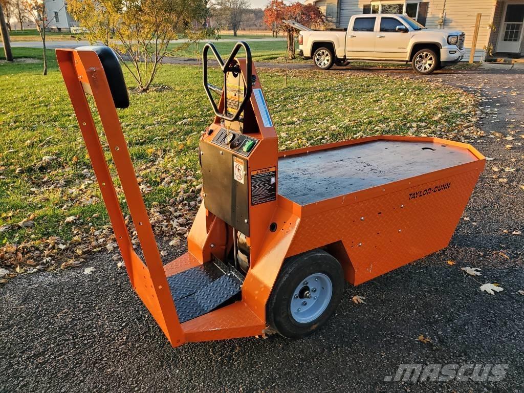 Taylor-Dunn SC090 Towing truck