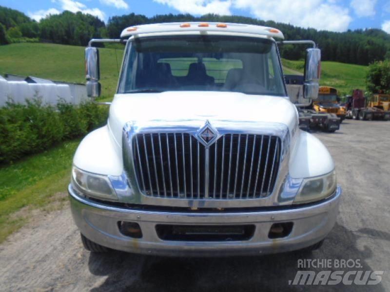 International 4200 Flatbed/Dropside trucks