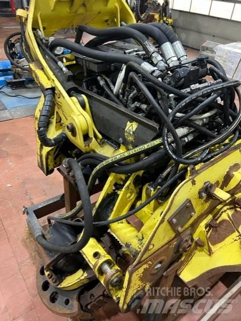 John Deere H480C Harvester heads