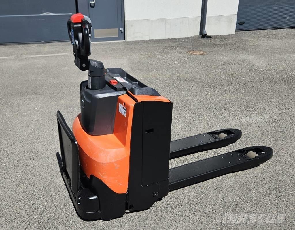 Toyota LWE 200 (myyty) Low lifter with platform