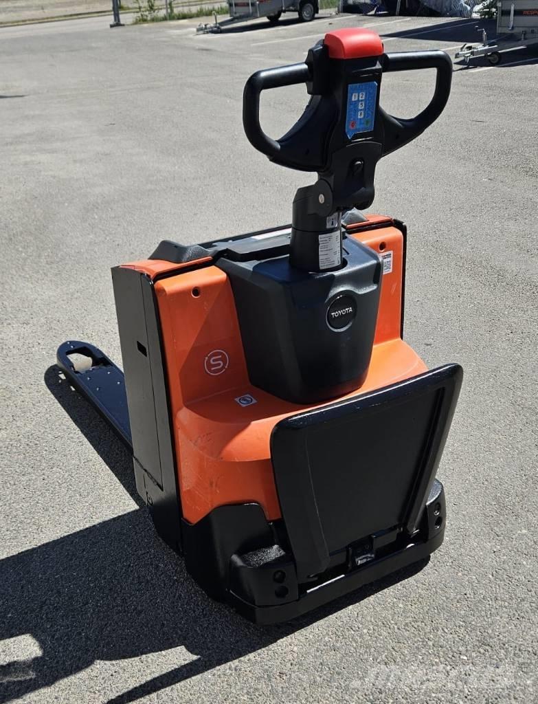 Toyota LWE 200 (myyty) Low lifter with platform