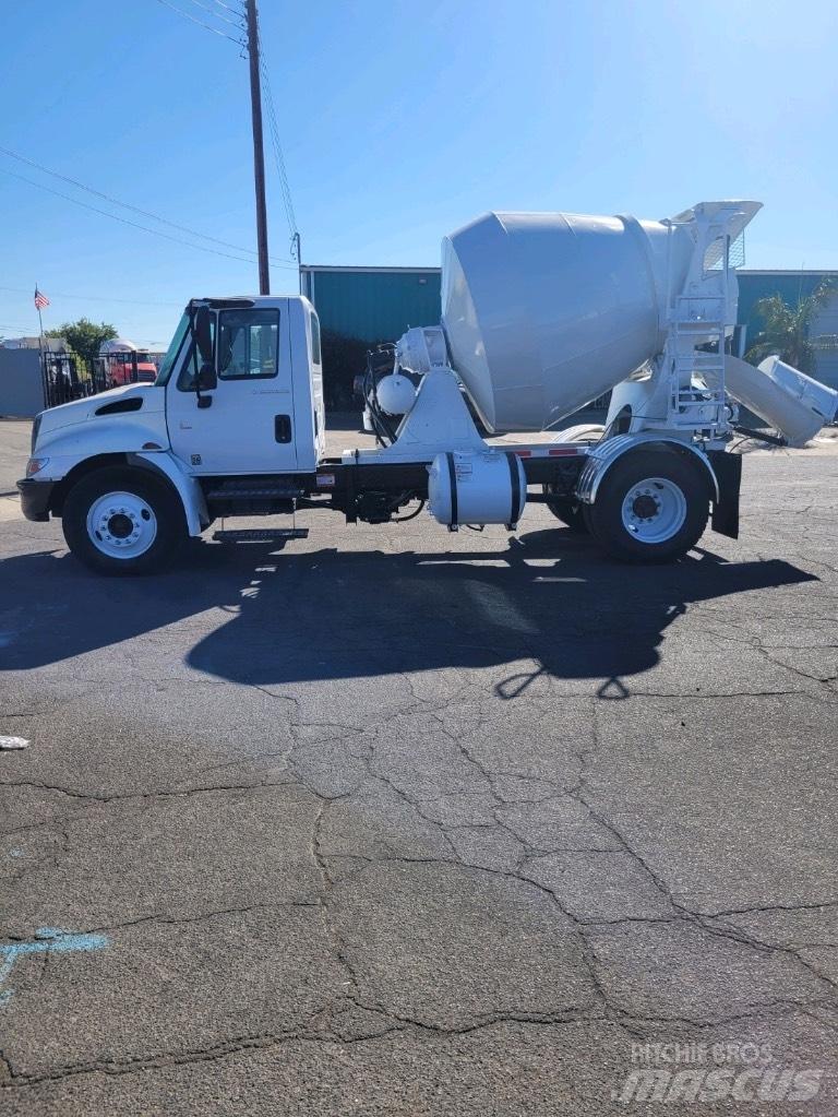 International 4300 Flatbed/Dropside trucks
