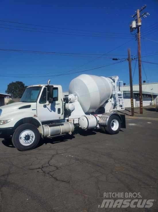 International 4300 Flatbed/Dropside trucks