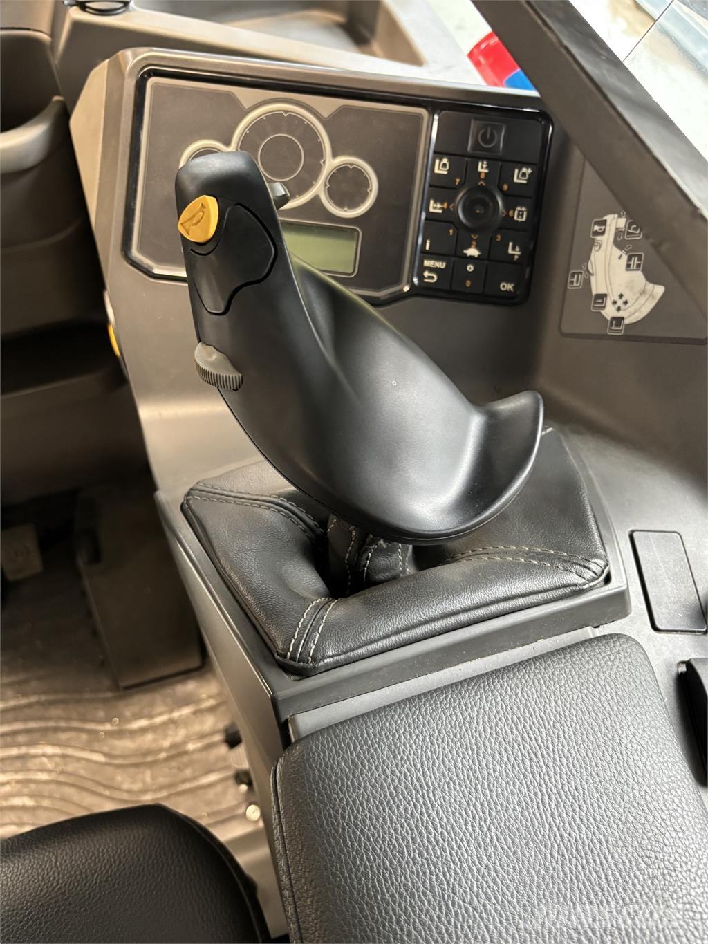 Atlet UHD200 Reach truck