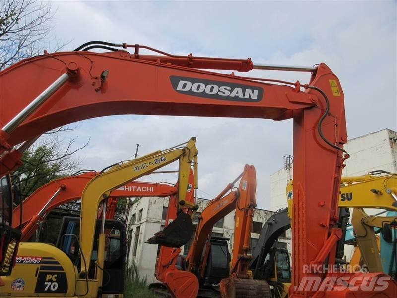 Doosan DX 300 LC Crawler excavators