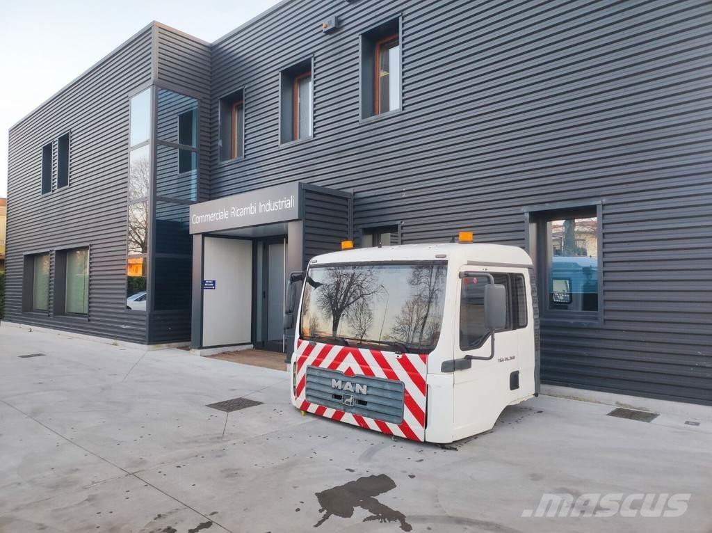 MAN MEDIUM Cabins and interior