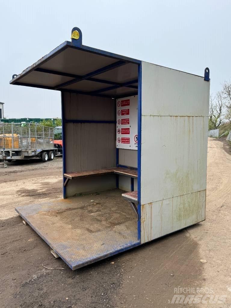  SMOKING SHED Construction barracks