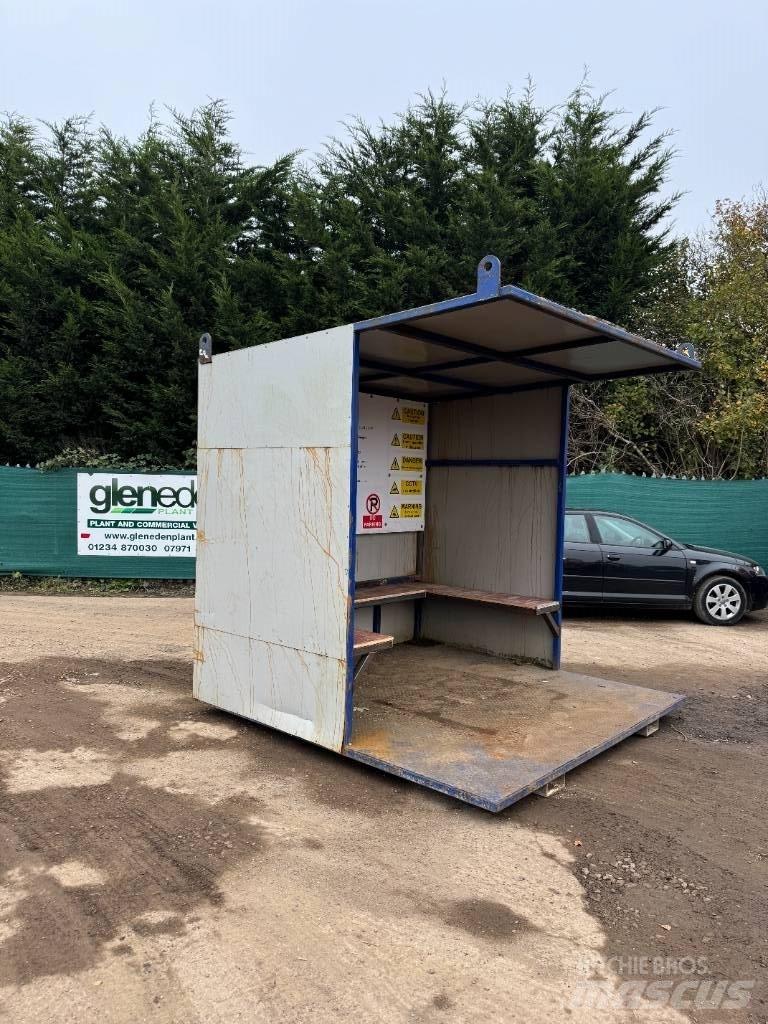  SMOKING SHED Construction barracks