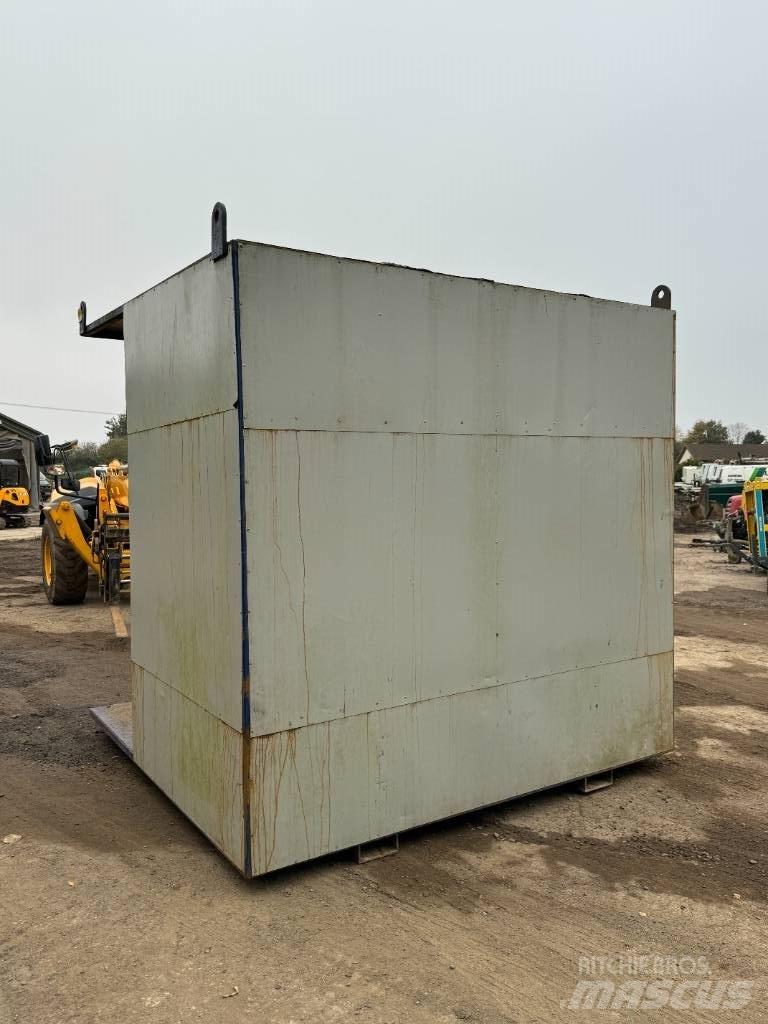  SMOKING SHED Construction barracks