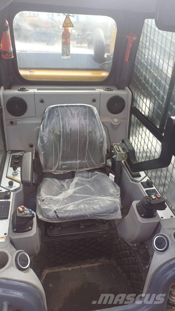 XCMG XC7-TV12 Crawler FEL's