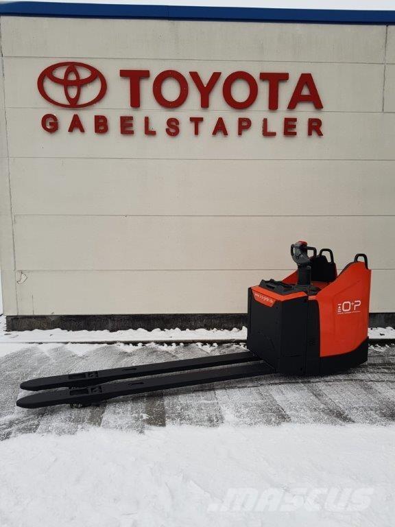 Toyota LPE 250 Pedestrian stacker