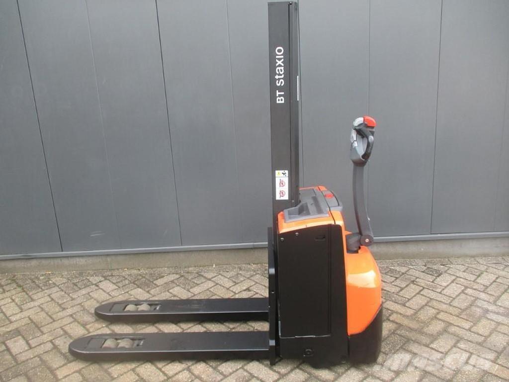BT SWE 080L Pedestrian stacker