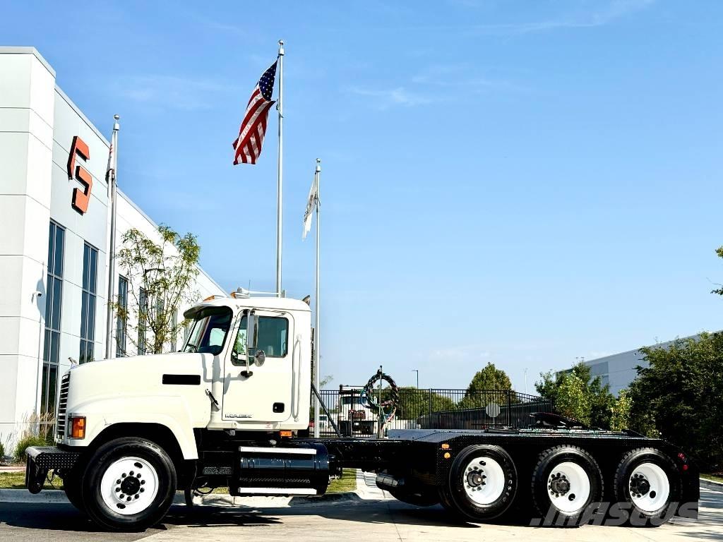 Mack CHU 613 Truck Tractor Units