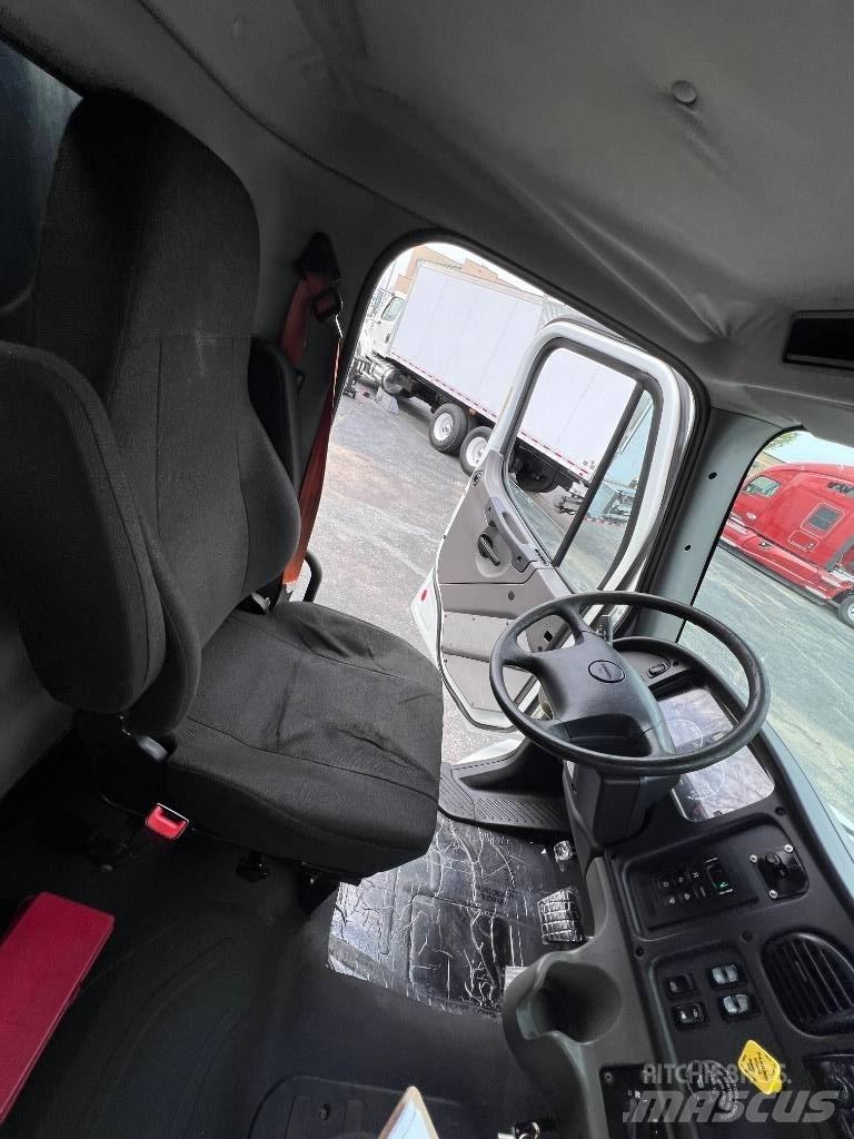 Freightliner M 106 Flatbed/Dropside trucks