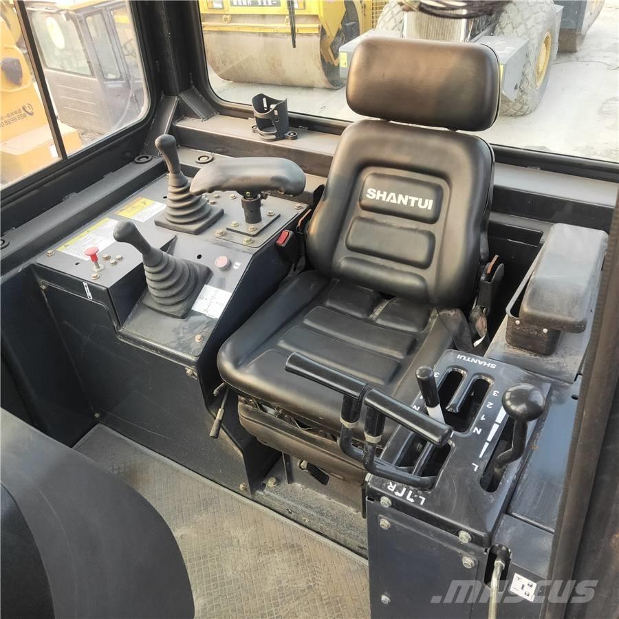 Shantui SD22 Crawler dozers