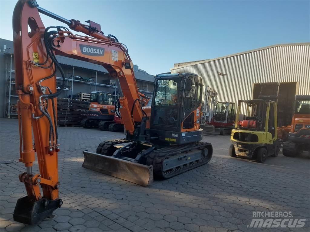 Doosan DX85R-3 Midi excavators  7t - 12t