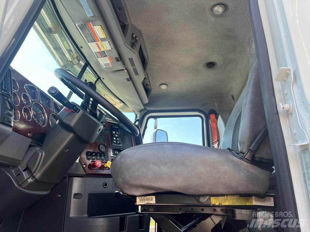 Mack CXU 613 Truck Tractor Units