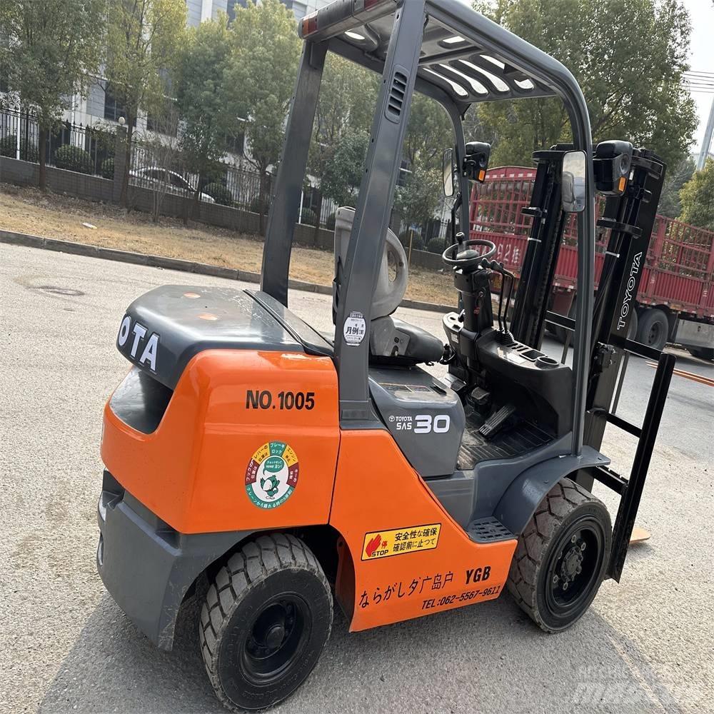 Toyota 8 FDK 30 Diesel trucks