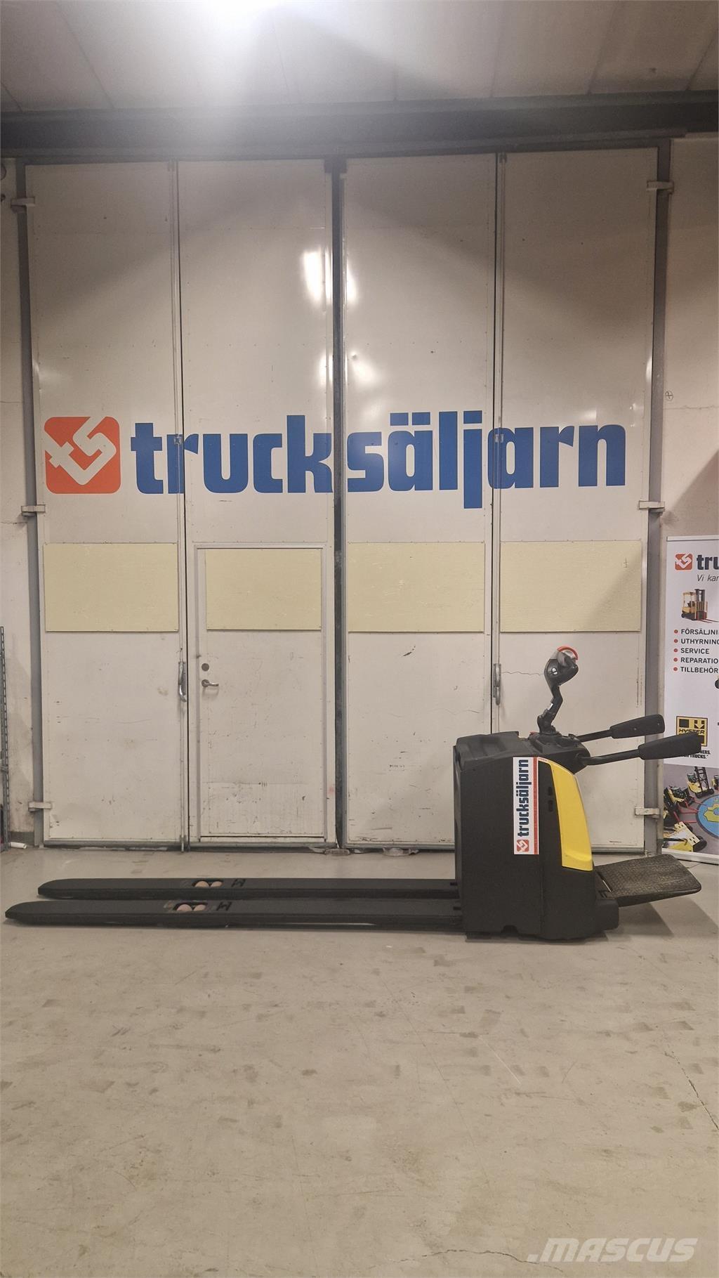 Hyster P2.5S Pedestrian stacker