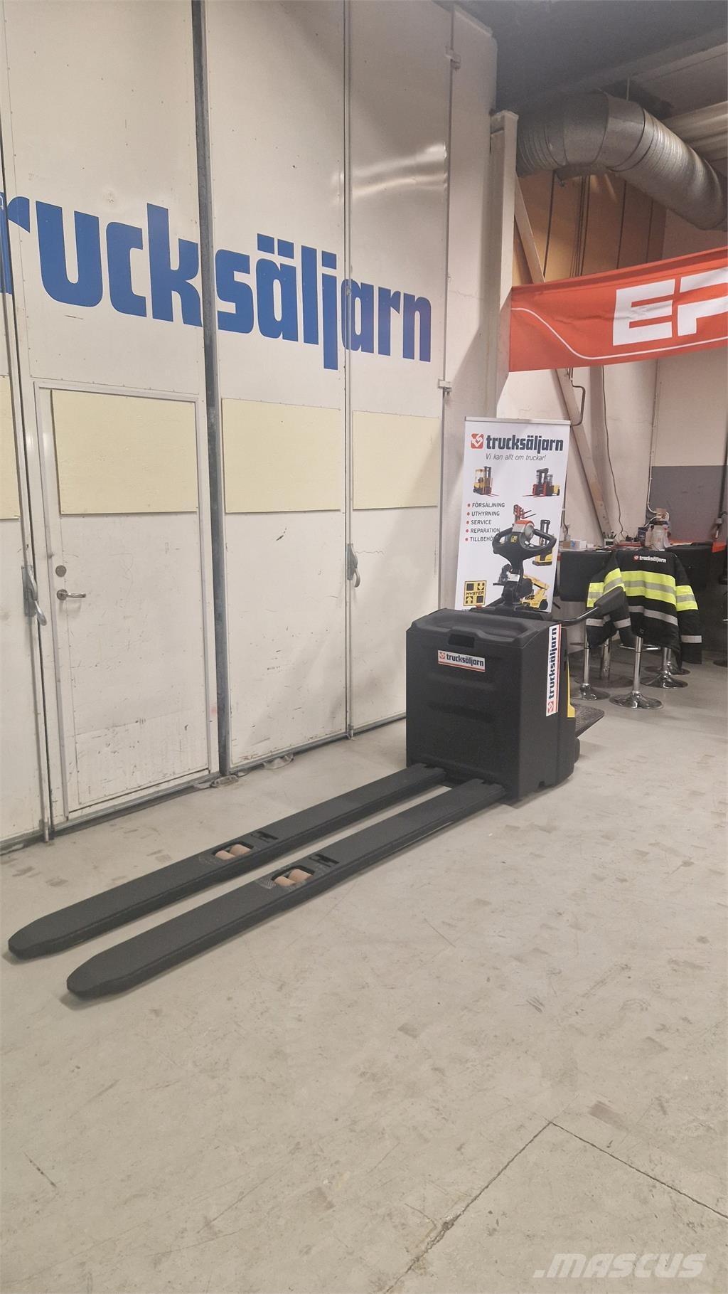 Hyster P2.5S Pedestrian stacker