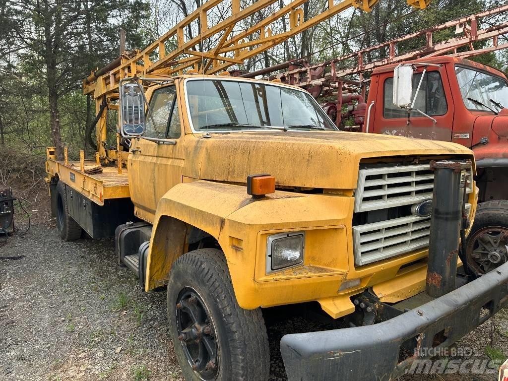 Ford F 700 Flatbed/Dropside trucks