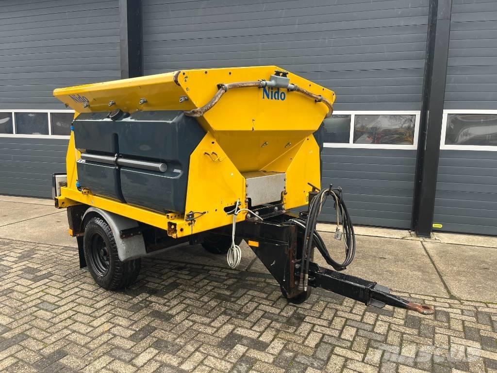 Nido Stratos Sand and salt spreaders