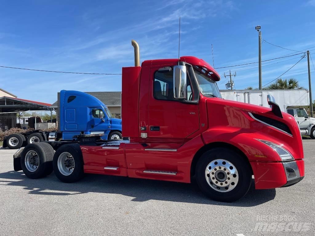 Volvo VNL64T300 Truck Tractor Units