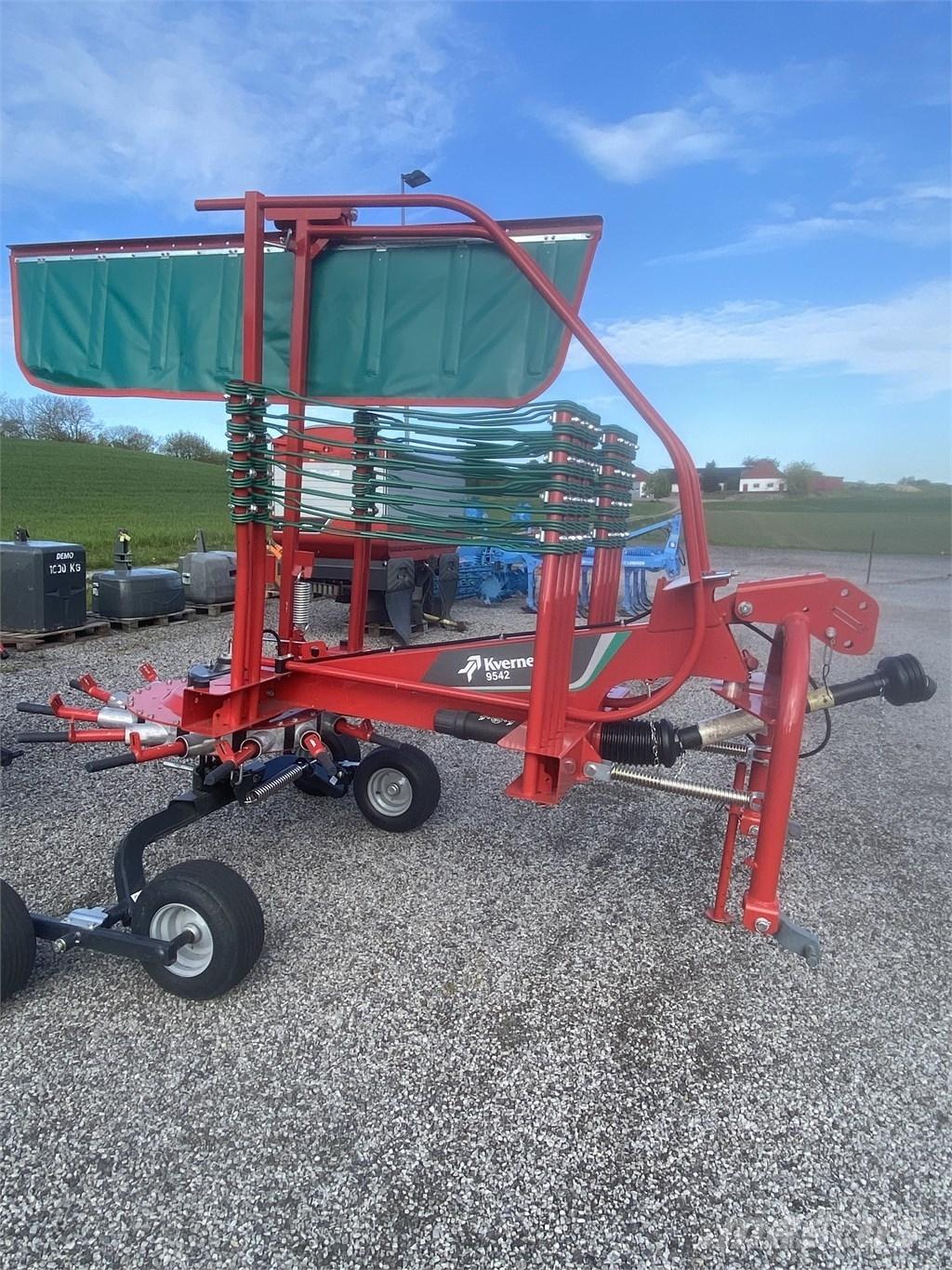 Kverneland 9542 Windrowers