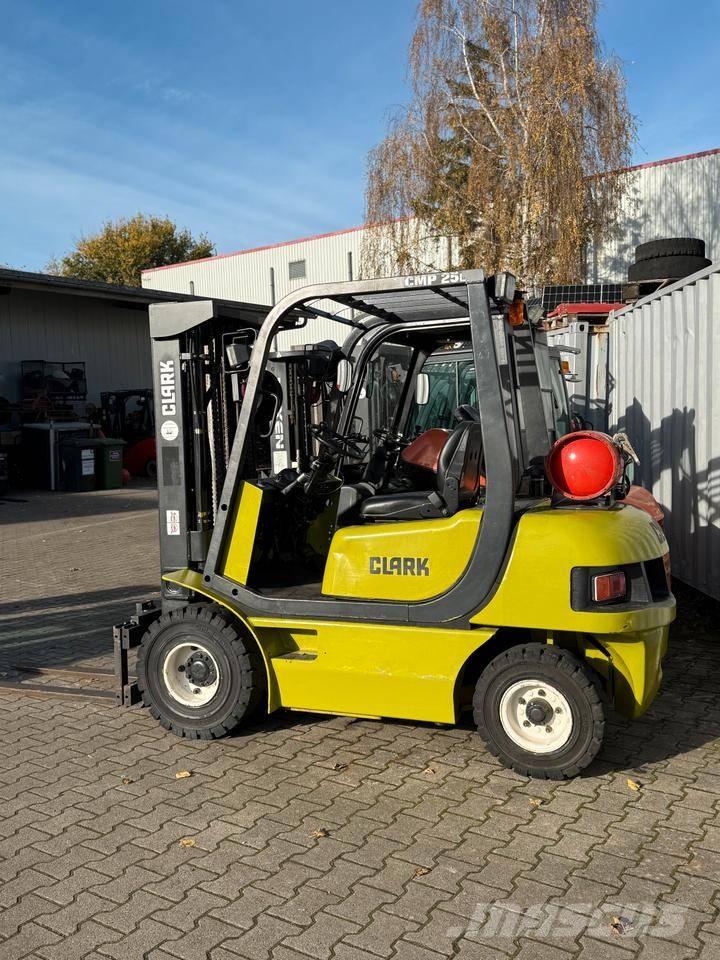 Clark CMP 25 L LPG trucks