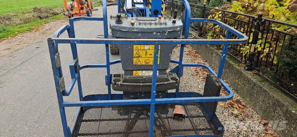 JLG E450aj Articulated boom lifts