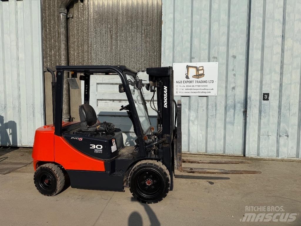 Doosan D 30 Diesel trucks