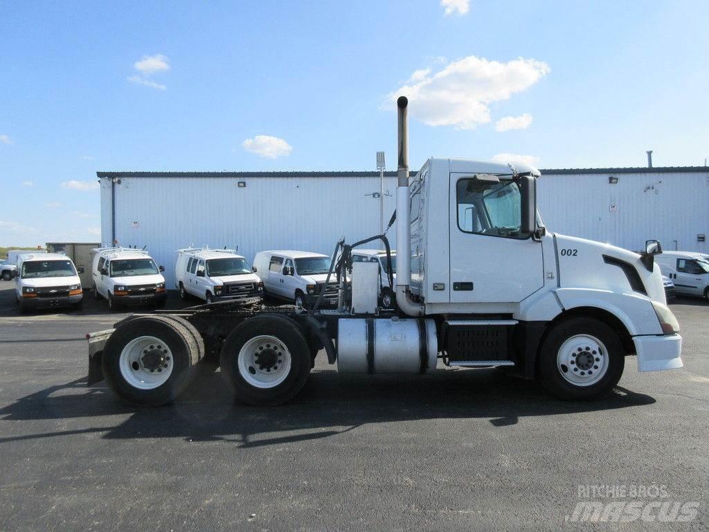 Volvo VNL64 Flatbed/Dropside trucks