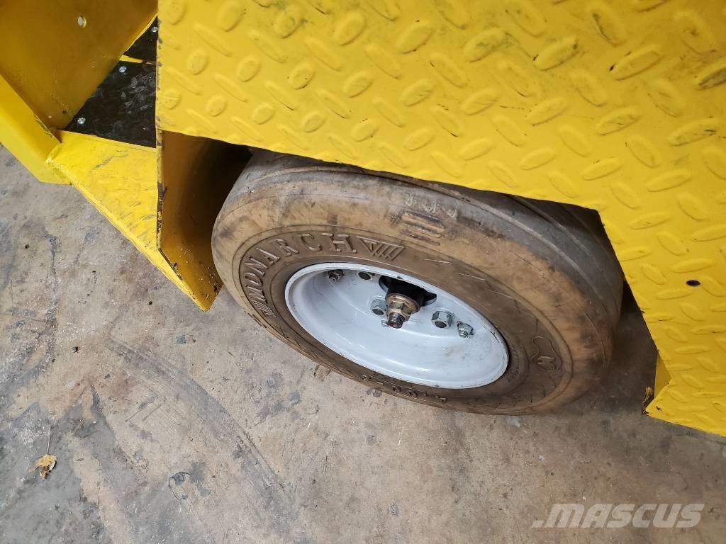 Taylor-Dunn SC090 Towing truck