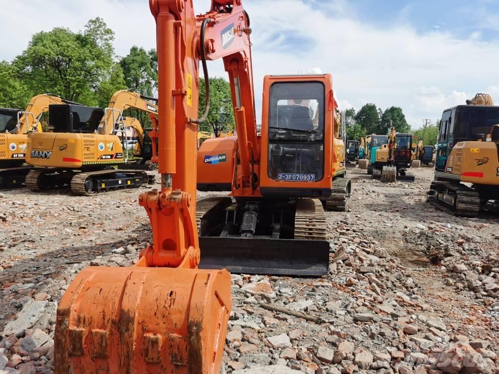 Doosan DX75 Midi excavators  7t - 12t