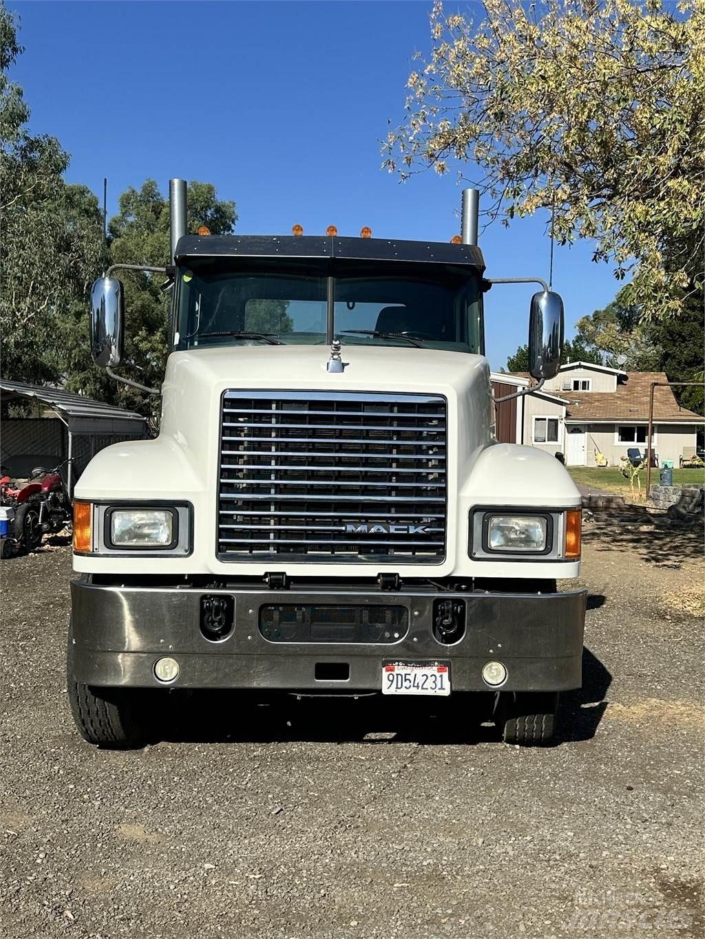 Mack CHU 613 Truck Tractor Units