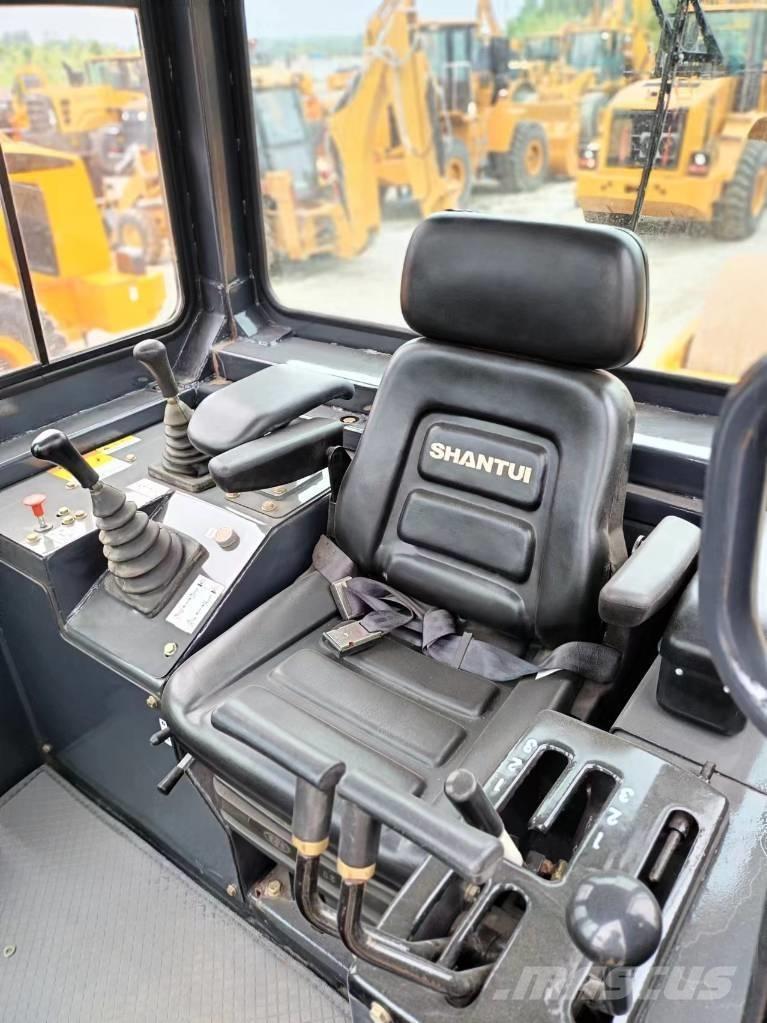 Shantui D22 Crawler dozers