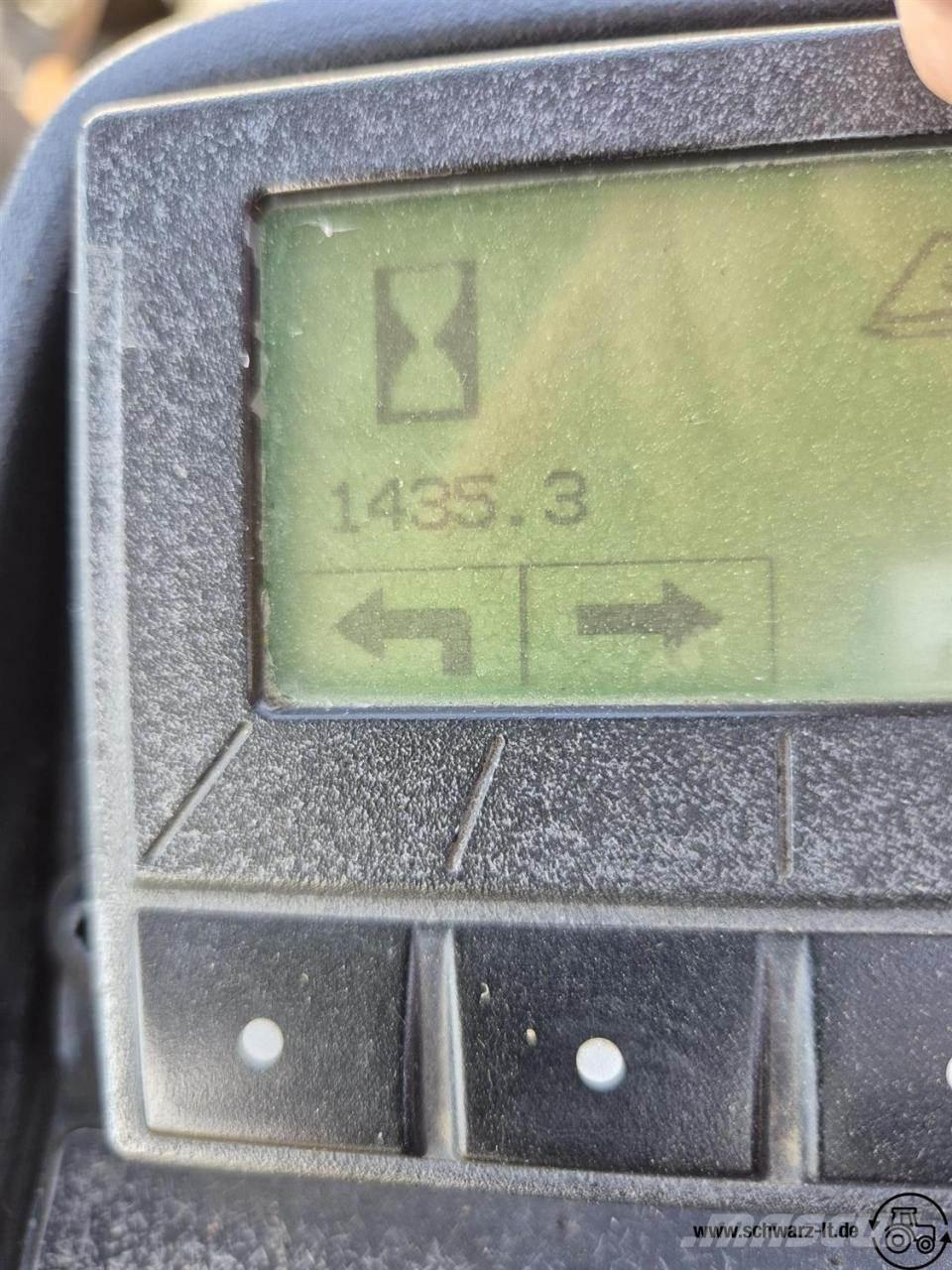 John Deere 7500A Golf carts