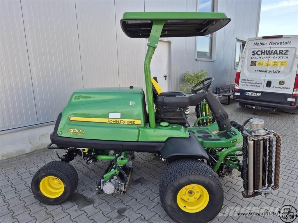 John Deere 7500A Golf carts