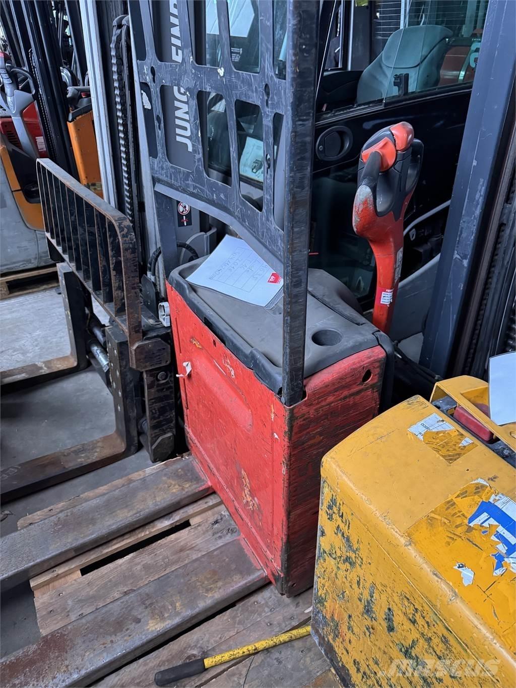 Linde T16 Pedestrian stacker