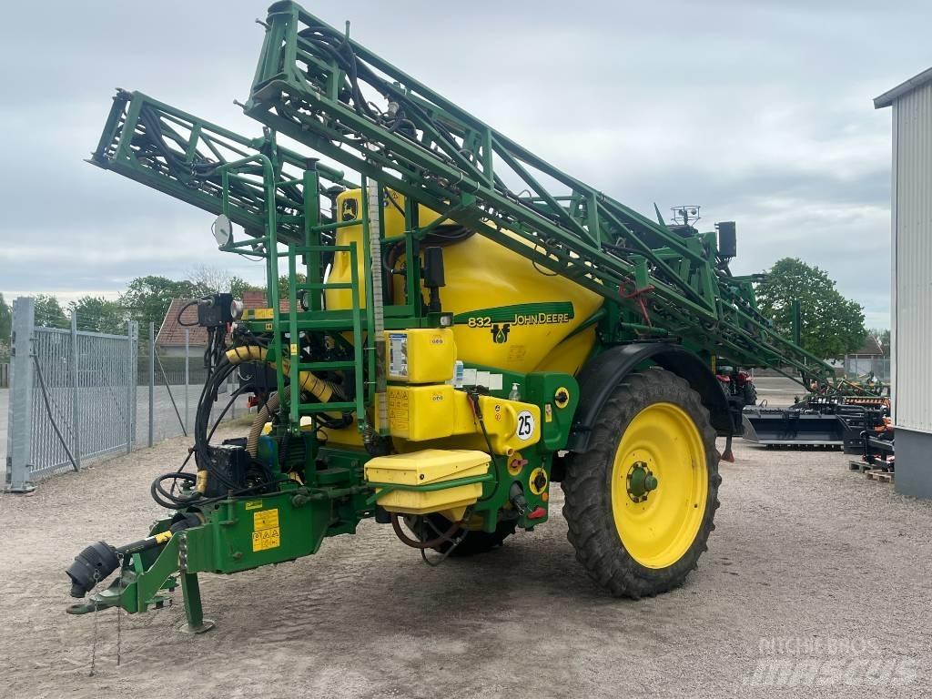 John Deere 832 TF Trailed sprayers