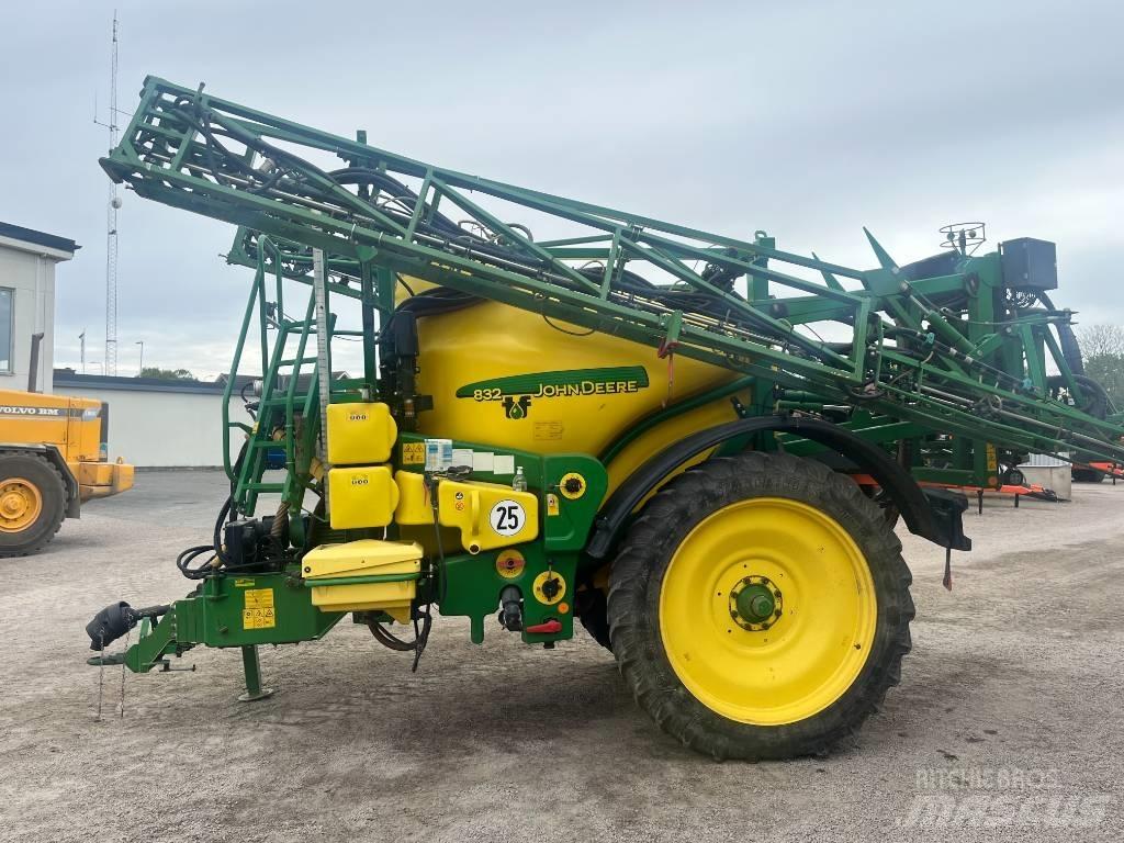 John Deere 832 TF Trailed sprayers