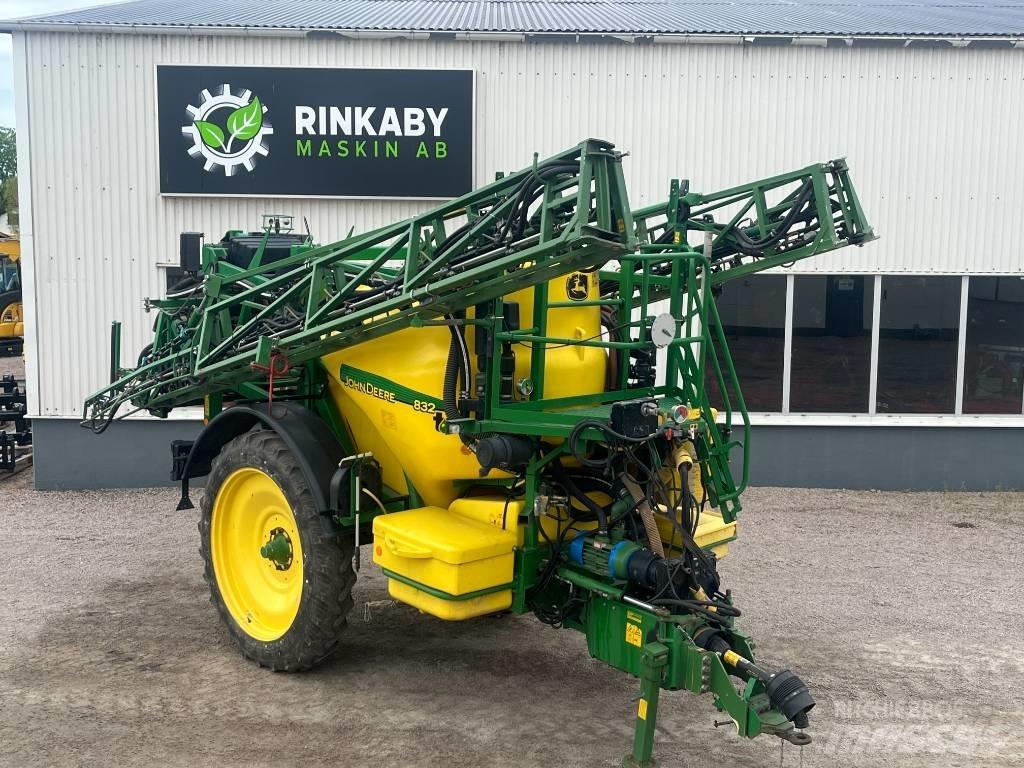 John Deere 832 TF Trailed sprayers