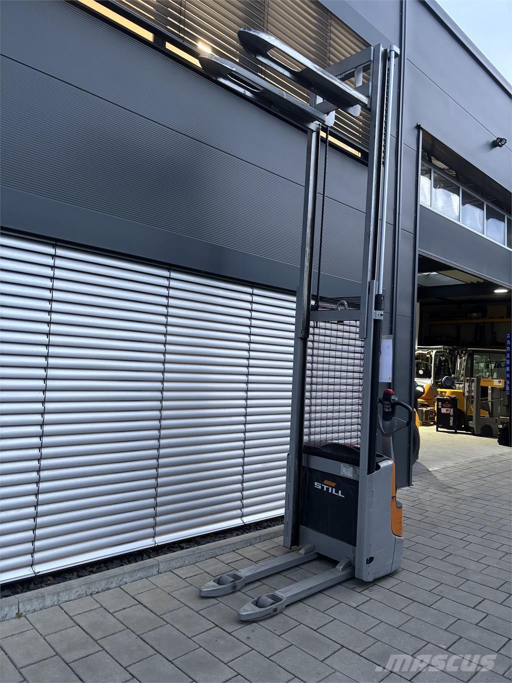 Still EXV 10 Self propelled stackers