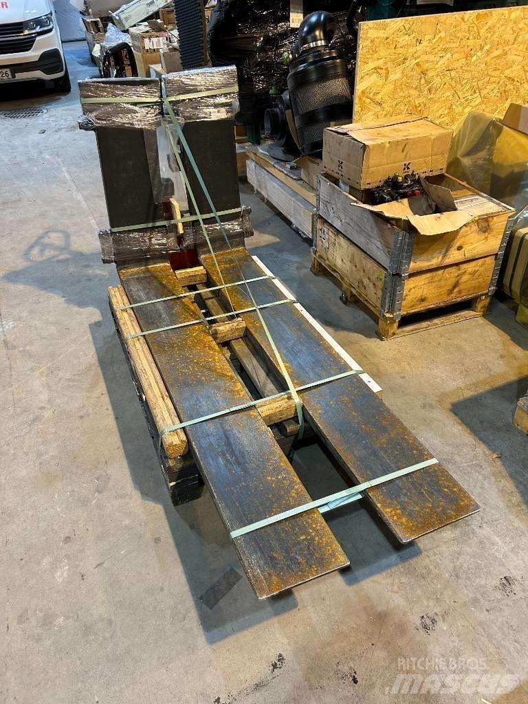 Kalmar DCG80-9 Forks